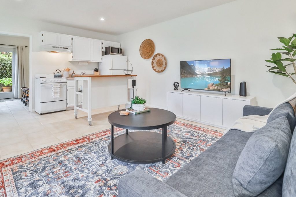 bLiving Kitchen and Dining5