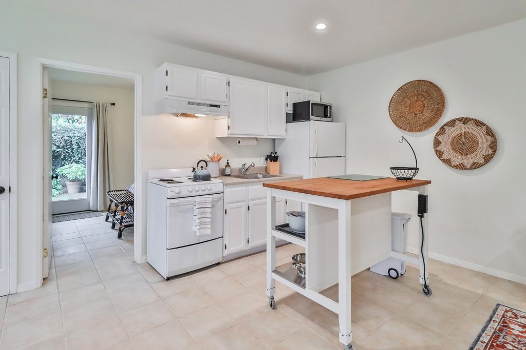 bLiving Kitchen and Dining8